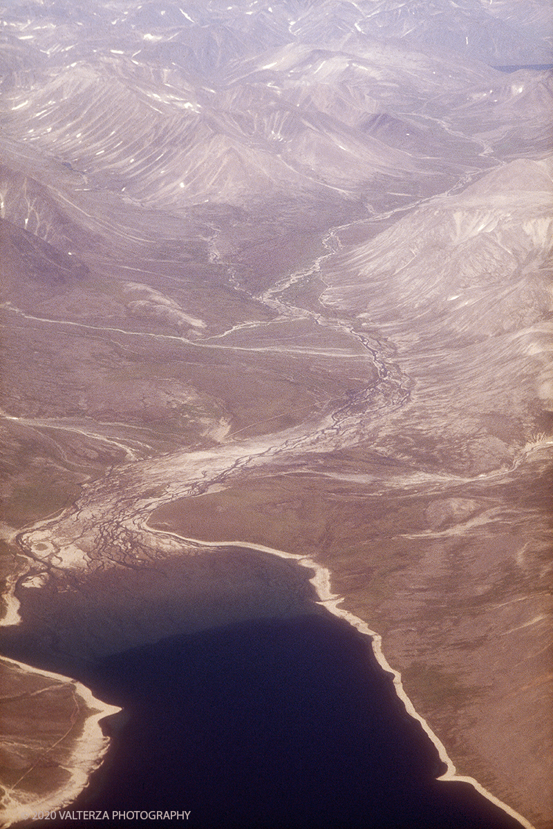 13 SIBERIA.jpg - Luglio/Agosto 1992. Siberia, terra dei Chukchi. Nell'oceano artico  125 Km a nord-est della penisola dei Chukchi (Siberia) c'Ã¨ l'isola di Wrangel, essa ospita piÃ¹ del doppio di specie vegetali (417) di qualsiasi territorio artico a paritÃ  di superficie nonchÃ¨ 30 specie diverse di uccelli oltre ad orsi polari, foche e trichechi ; per questo motivo   Ã¨ stata proclamata patrimonio dell'umanitÃ  dall'UNESCO. Nella foto veduta aerea della costa siberiana nel volo da Anadyr a Providenja